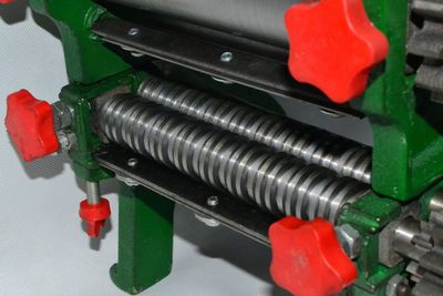 从手动到自动 家用手摇压面机的电动化改装指南